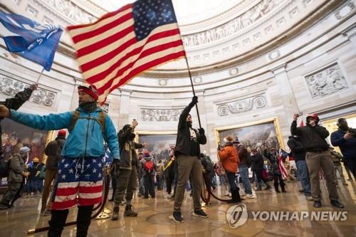 6일 미국 의회 의사당을 점거한 도널드 트럼프 대통령의 지지자 [EPA=연합뉴스자료사진]