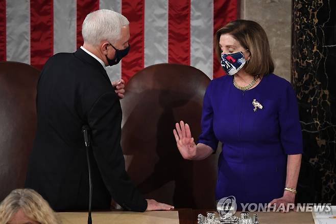 미 상ㆍ하원 합동회의 주재하는 펜스ㆍ펠로시 (워싱턴 AFP=연합뉴스) 마이크 펜스 미국 부통령이 6일(현지시간) 워싱턴DC 국회의사당에서 낸시 펠로시 하원의장과 함께 상ㆍ하원 합동회의를 주재하고 있다. 펜스 부통령과 펠로시 하원의장은 회의 도중 도널드 트럼프 대통령 지지 시위대가 의사당에 난입하자 긴급대피했다.