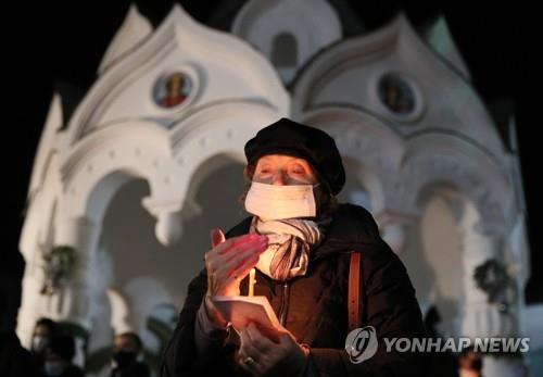 러시아 소치에서 마스크를 쓴 정교회 신자의 모습. [타스=연합뉴스]