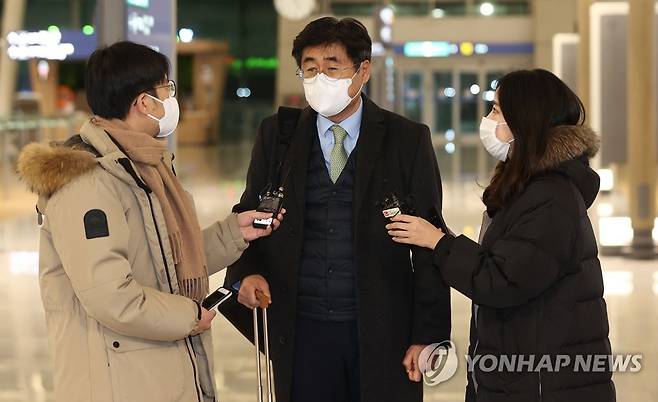 정부 대표단, 이란 억류 선원 교섭차 출국 (영종도=연합뉴스) 한종찬 기자 = 이란에 억류된 한국 선박과 선원들의 조기 석방을 협상할 정부 대표단 단장 고경석 아프리카중동국장이 6일 밤 인천국제공항에서 출국하며 취재진 질문에 답하고 있다. 2021.1.6 saba@yna.co.kr