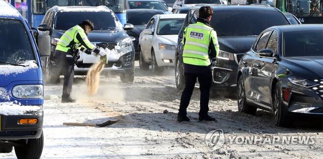 폭설에 미끄러운 도로 [연합뉴스 자료사진]