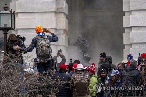 의회 난입 시도하는 시위대 [UPI=연합뉴스]