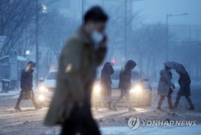 폭설·한파·강풍…'삼중고' 출근길 (광주=연합뉴스) 박철홍 기자 = 광주·전남지역에 폭설·한파·강풍 특보가 동시에 발효된 7일 오전 광주 서구 도심에서 시민들이 힘겹게 출근하고 있다. 2021.1.7 pch80@yna.co.kr