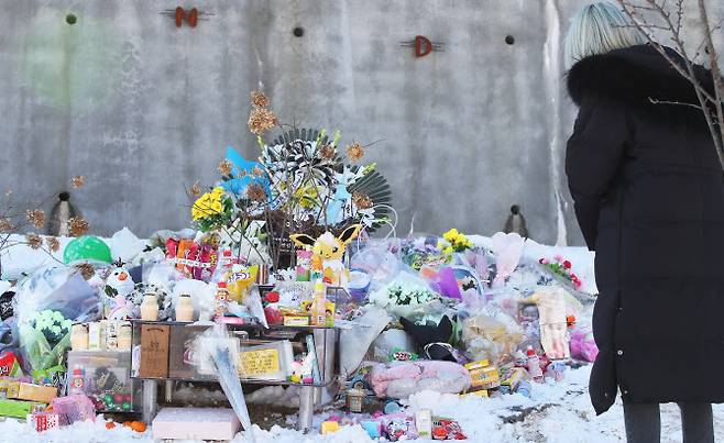 7일 오후 경기도 양평군 하이패밀리 안데르센 공원묘원을 찾은 시민들이 양부모의 학대로 생후 16개월 만에 사망한 정인양을 추모하고 있다.(사진=연합뉴스)