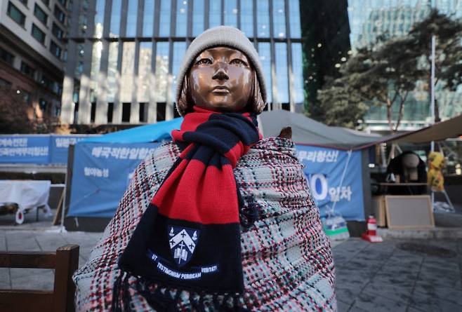 일본군 위안부 피해자들이 일본 정부를 상대로 제기한 손해배상 소송이 정식 재판에 회부된 지 약 5년 만에 1심에서 승소한 8일 서울 종로구 옛 일본대사관 앞 소녀상에 목도리가 둘러져 있다(사진=뉴스1).