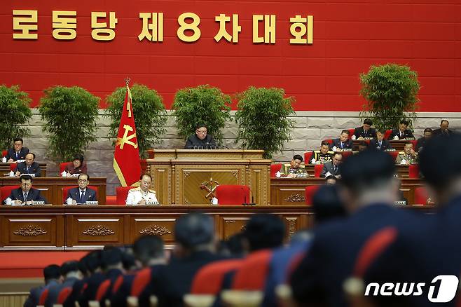 (평양 노동신문=뉴스1) = 김정은 북한 국무위원장이 지난 6일 제8차 노동당 대회 2일 차 회의를 진행하는 모습. [국내에서만 사용가능. 재배포 금지. DB 금지. For Use Only in the Republic of Korea. Redistribution Prohibited] rodongphoto@news1.kr