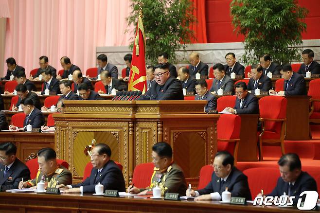 (평양 노동신문=뉴스1) = 김정은 북한 국무위원장이 지난 7일 제8차 노동당 대회 3일 차 회의를 진행하고 있는 모습.(노동신문 8일자)[국내에서만 사용가능. 재배포 금지. DB 금지. For Use Only in the Republic of Korea. Redistribution Prohibited] rodongphoto@news1.kr