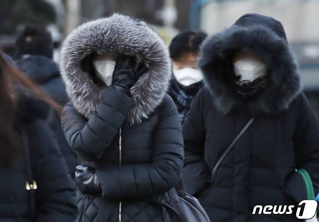서울 영하 18도를 기록하며 북극한파가 절정에 이른 8일 오전 서울 광화문네거리 인근에서 두터운 옷차림을 한 시민들이 출근을 하고 있다. 2021.1.8/뉴스1 © News1 권현진 기자
