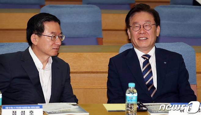 이재명 경기도지사와 정성호 더불어민주당 의원이 29일 서울 여의도 국회 의원회관에서 열린 건물 내 재난시 구조요청 비상전원 확보 의무화 토론회에서 대화를 하고 있다. 2019.7.29/뉴스1 © News1 김명섭 기자