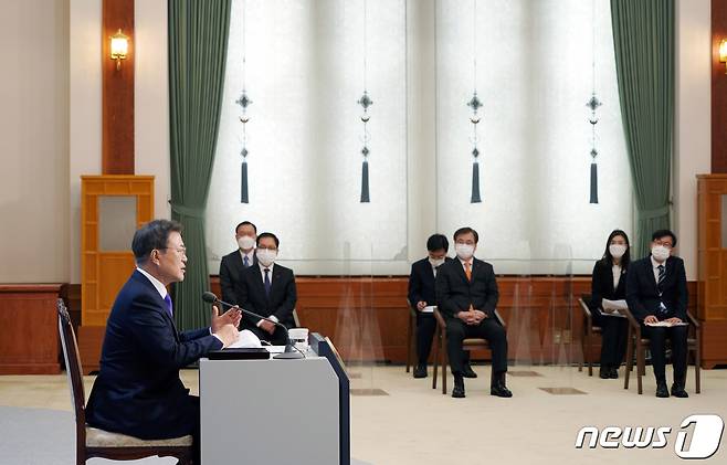 문재인 대통령이 7일 오전 청와대에서 화상으로 진행된 2021 신년인사회에서 인사말을 하고 있다. 2021.1.7/뉴스1 © News1 박정호 기자