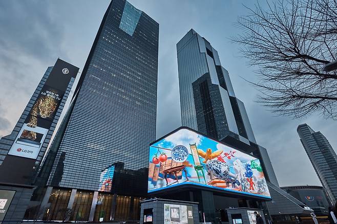서울 강남구 삼성동 코엑스 아티움 외벽에 선보이는 미디어아트 '정중동, 동중동'.(서울문화재단 제공)© 뉴스1