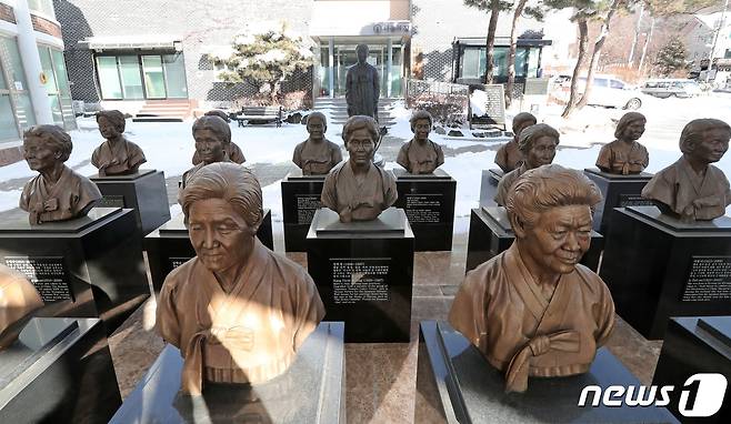 8일 고(故) 배춘희 할머니 등 일본군 위안부 피해 할머니들 12명이 일본 정부를 상대로 낸 손해배상 청구 소송에서 이겼다. 위안부 피해자들이 우리나라 법원에 손해배상 청구 소송을 여러 건 냈지만, 1심 결론이 나온 건 이번이 처음이다. 사진은 경기도 광주시 퇴촌면 나눔의 집에 세워져 있는 고(故) 배춘희 할머니와 세상을 떠난 할머니들의 흉상. 2021.1.8/뉴스1 © News1 조태형 기자