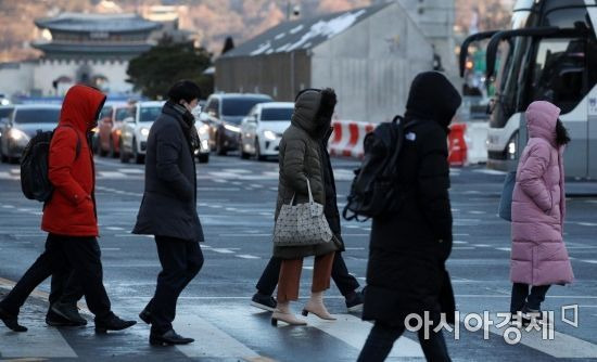 서울 아침 최저기온이 영하 17도까지 떨어지는 등 북극발 한파가 절정에 달한 8일 서울 광화문네거리 인근에서 두터운 옷으로 중무장한 시민들이 출근길 발걸음을 재촉하고 있다./김현민 기자 kimhyun81@