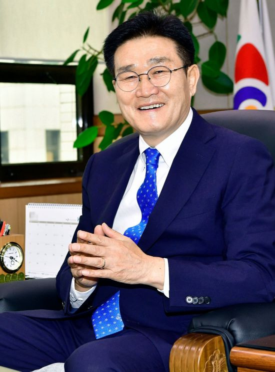 양산 시정에 관해 설명 중인 김일권 시장.