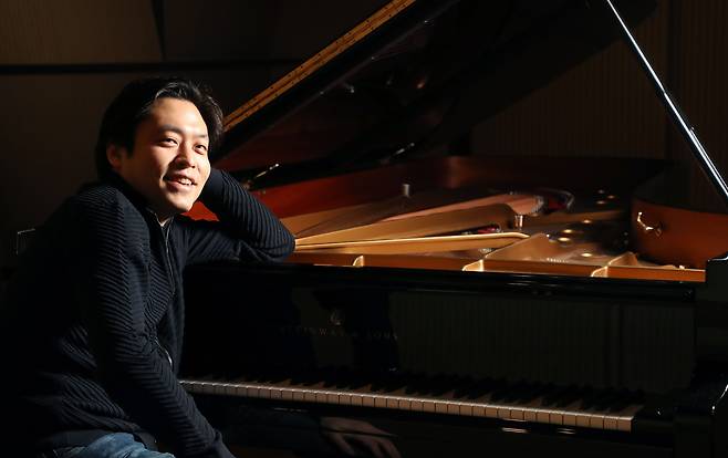 새해 베토벤 후기 피아노 소나타 독주회로 관객을 만나는 피아니스트 김선욱이 2020년 12월 31일 서울 예술의전당에서 포즈를 취했다. / 오종찬 기자