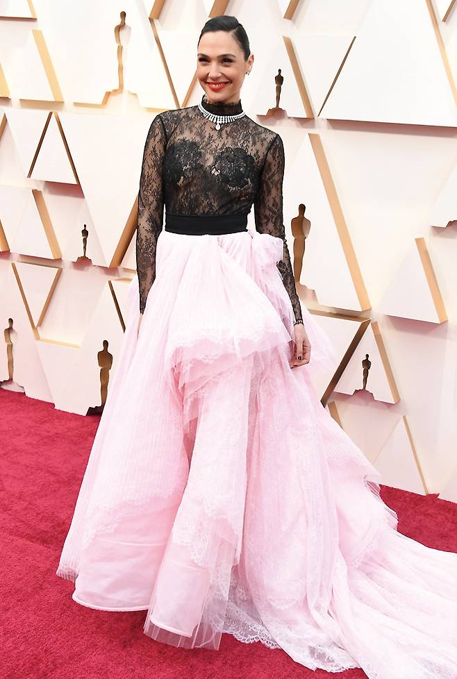 〈원더우먼 1984〉의 히어로로 ‘우먼 파워’를 보여준 갤 가돗. ‘멋쁨’을 장착한 스타답게 카리스마 넘치는 외모와 우아한 스타일이 연일 스포트라이트를 받고 있다.