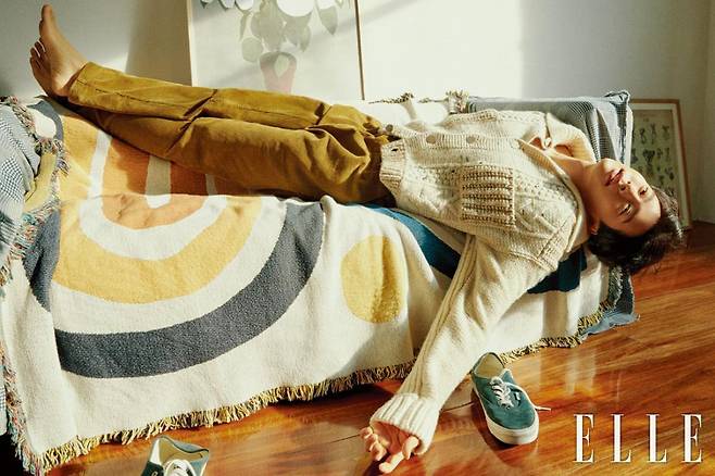 아이보리 컬러 니트는 Bottega Veneta. 코듀로이 팬츠는 Chin Down. 초록색 스니커즈는 Vans.