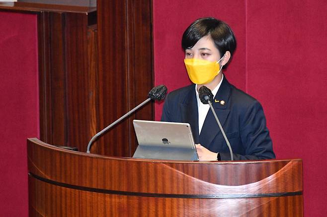 류호정 정의당 의원이 8일 오후 서울 여의도 국회에서 열린 본회의에서 중대재해 처벌 등에 관한 법률안 찬성토론을 하고 있다. 사진=연합뉴스