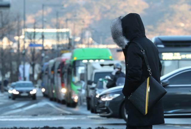 북극발 한파가 절정에 달한 8일 서울 광화문 사거리에서 한 시민이 두꺼운 방한복을 입고 출근하고 있다. 연합뉴스