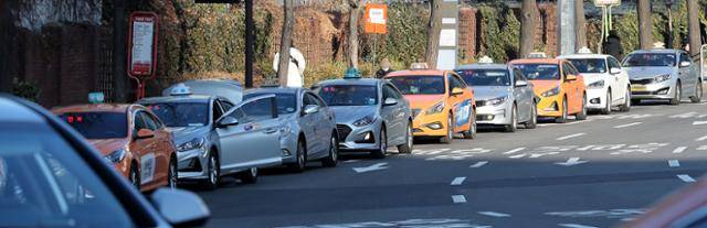 5일 서울 중구 서울역 앞에 택시들이 줄지어 손님을 기다리고 있다. 뉴스1
