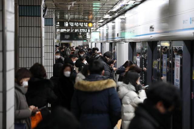 7일 서울 중구 충무로역에서 시민들이 지하철을 이용해 퇴근길에 오르고 있다. 뉴시스