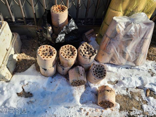 서울의 마지막 달동네로 불리는 노원구 백사마을 어느 집 앞에 8일 다 쓴 연탄이 쌓여있다. 박지영 기자