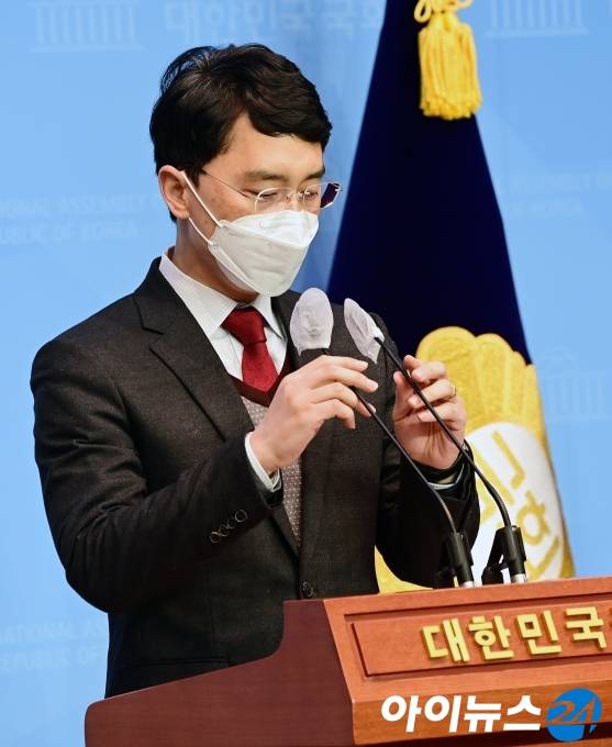 인턴 비서 성폭행 의혹으로 국민의힘을 탈당한 김병욱 의원이 8일 국회 소통관에서 기자회견을 하고 있다.