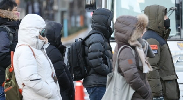 올 겨울 한파가 절정에 달한 8일 오전 서울 광화문 네거리에서 직장인들이 두꺼운 방한복을 입고 출근하고 있다. 연합뉴스