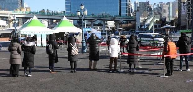 8일 오전 서울역광장 임시선별진료소 모습. 도권 임시 선별검사소는 지난 7일부터 한파로 수운영시간을 3∼5시간가량 단축했다. /사진=연합뉴스