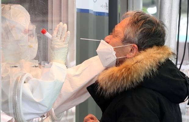 8일 서울 용산구 서울역에 마련된 신종 코로나 바이러스 감염증(코로나19) 임시 선별진료소에서 한 시민이 검체를 채취하며 얼굴을 찡그리고 있다. /사진=뉴스1