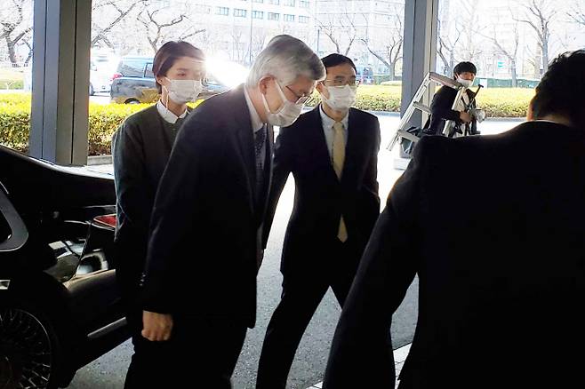 남관표 일본 주재 한국대사가 8일 도쿄의 일본 외무성 청사로 들어가고 있다. 일본 외무성은 이날 한국 법원의 일본군 위안부 피해 배상 판결이 나오자 남 대사를 초치해 항의했다. 도쿄 | 연합뉴스