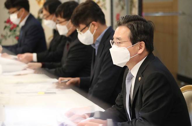 Vice Finance Minister Kim Yong-beom speaks during an economic meeting to discuss the government’s strategies for innovation-driven growth as well as the New Deal policy, held Friday at the government complex in Seoul. (Yonhap)