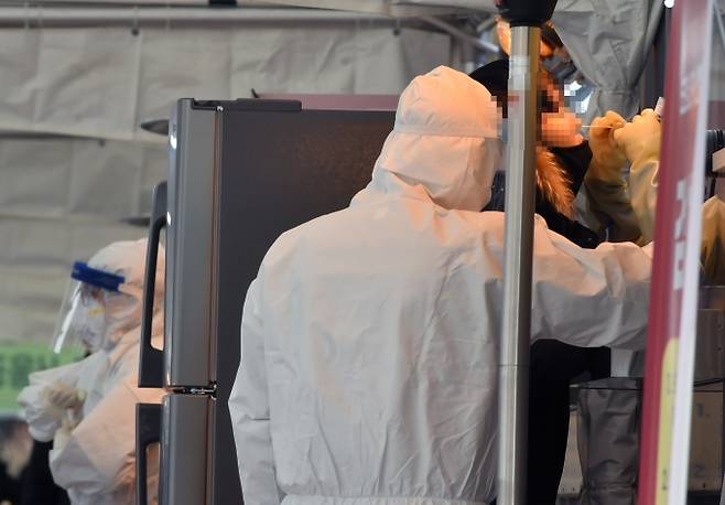 ▲서울시청 앞 광장에 마련된 중구 임시 선별검사소에서 시민들이 검사를 받기 위해 줄을 서 대기하고 있다. 박태현 기자