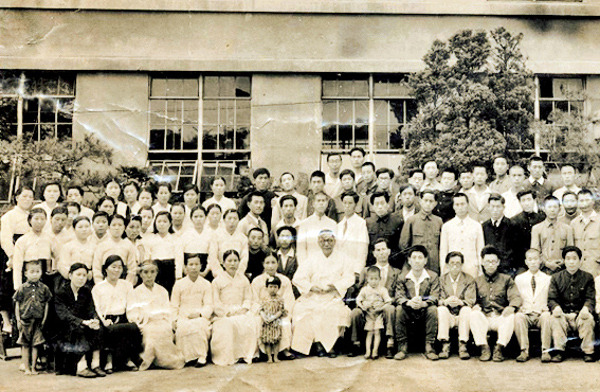 전도사관학교였던 연경원을 찾은 백범 김구(앞줄 중앙)와 아들을 안고 있는 강순명(백범 오른쪽).