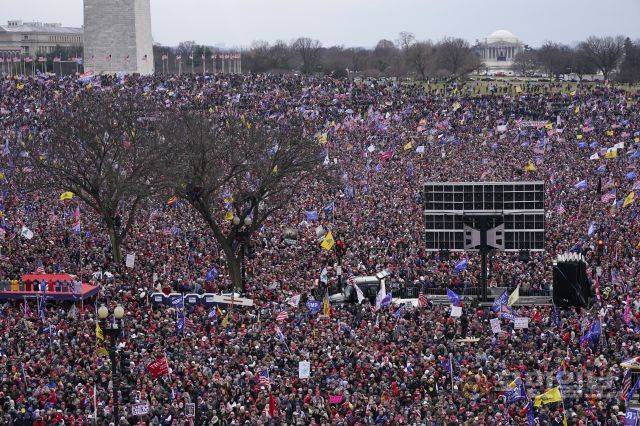 도널드 트럼프 대통령의 지지자들이 6일(현지시간) 워싱턴 기념비를 뒤에 두고 백악관 근처에 모여 집회하고 있다. 이날 의사당에서 조 바이든 대통령 당선인의 선거인단 투표 확인을 위한 상·하원 합동회의가 열린 가운데 트럼프 대통령과 그의 지지자 수천 명이 부정 선거를 주장하며 모였다. AP뉴시스