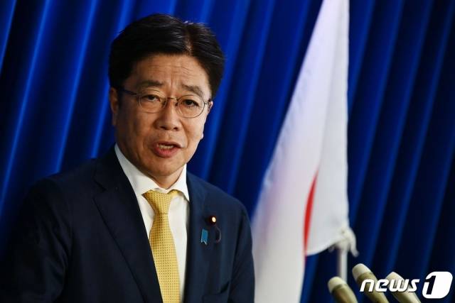 (도쿄 AFP=뉴스1) 우동명 기자 = 가토 가쓰노부 일본 후생노동상이 25일 (현지시간) 도쿄에서 코로나 19 관련 기회견을 하고 있다.   ⓒ AFP=뉴스1