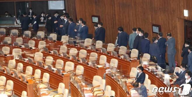 (서울=뉴스1) 박세연 기자 = 지난해 9월24일 국회 본회의장에서 의원들이 투표를 위해 줄을 서 있다. 2020.9.24/뉴스1