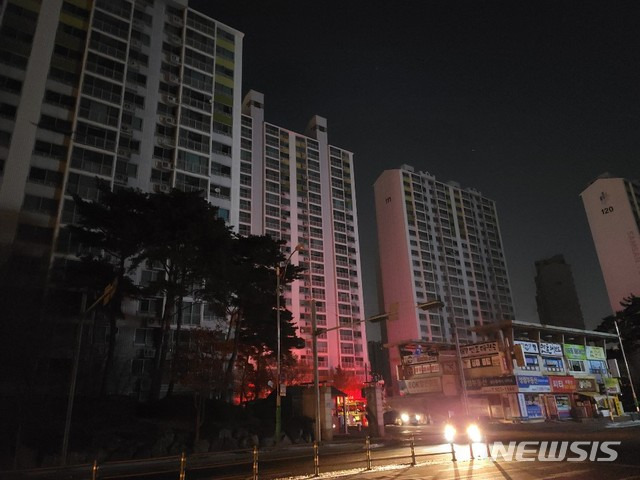 [인천=뉴시스] 김동영 = 인천 부평구 갈산동 한 변전소에서 불이나 부평구 일대에 정전사태가 발생했다. 2021. 1. 8. dy0121@newsis.com