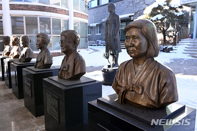 [광주(경기)=뉴시스] 김종택기자 = 위안부 피해 할머니들이 일본 정부를 상대로 제기한 손해배상 청구 소송 1심에서 승소 판결이 내려진 8일 오후 경기도 광주시 나눔의집에 위안부 피해 할머니들의 흉상이 세워져 있다. 2021.01.08.jtk@newsis.com