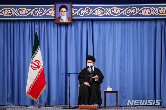 [서울=뉴시스]이란 최고지도자인 아야톨라 세예드 알리 하메네이는 지난해 12월16일(현지시간) 테헤란에서 가셈 솔레이마니 (前) 이란 혁명수비대 쿠드스군 사령관 순교 1주년 기념식 주관자들과 만나 미국을 믿어서는 안된다고 권고했다. 사진은 이란 최고지도자실 홈페이지 갈무리 2021.01.08