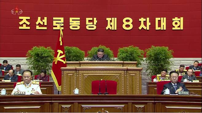 북한 노동당대회 2일차 회의서 사업총화보고 하는 김정은. 연합뉴스