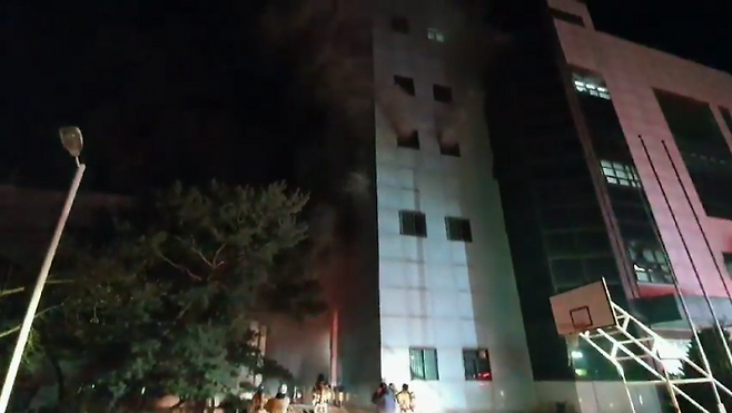 불이 난 한국전력 공사 신부평변전소 모습. 사진 인천소방본부 제공