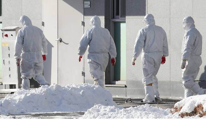 서울 동부구치소에서 방역복을 입은 관계자들이 나오고 있다. 연합뉴스