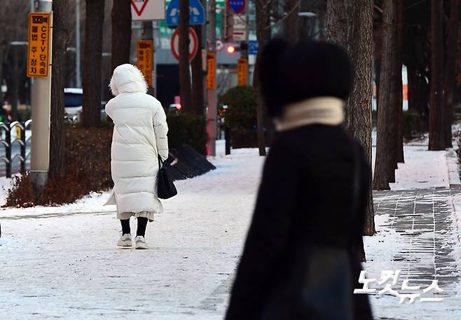 전국 대부분 지역에 한파경보가 내려진 8일 오전 서울 오목교역 인근에서 시민들이 몸을 움츠리고 출근길을 재촉하고 있다. 황진환 기자