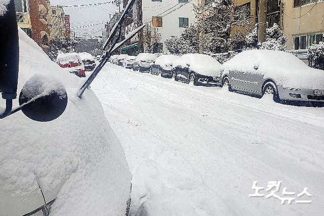 제주에 많은 눈이 내리면서 시민들이 자가용 대신 대중교통을 이용했다. 고상현 기자