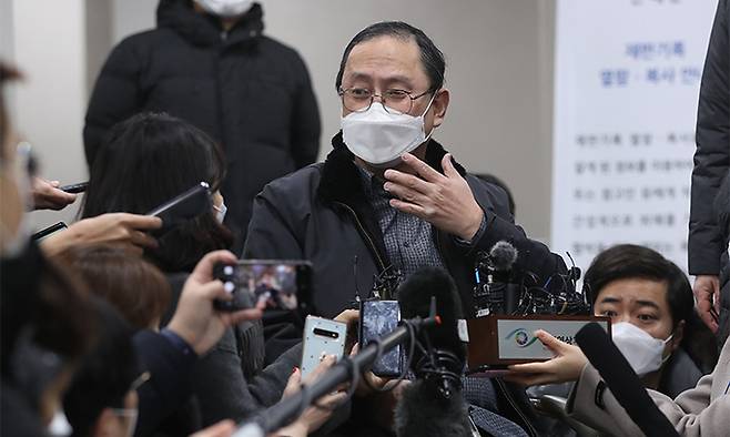 8일 할머니 측 소송대리인인 김강원 변호사가 공판을 마친 뒤 취재진 질문에 답하고 있다. 연합뉴스