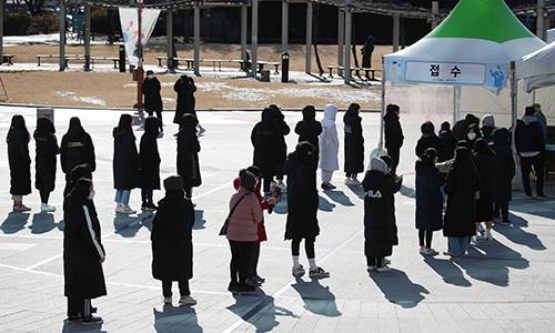 8일 오전 대구 중구 국채보상운동기념공원에 마련된 임시선별진료소에서 많은 시민들이 줄지어 코로나19 검사를 기다리고 있다. 뉴스1