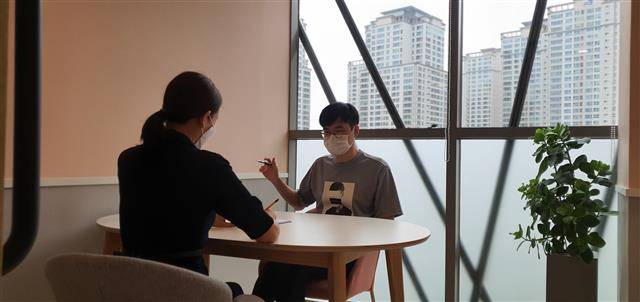 서울 서초구가 심리 상담이 필요한 1인 가구를 위해 ‘서리풀 카운슬러’ 서비스를 제공하고 있다. 심리상담은 연 6회까지 무료로 받을 수 있다.서초구 제공