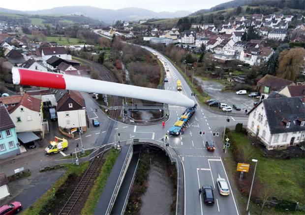 길이 67m, 무게 25톤짜리 대형 날개를 실은 트레일러가 굽이진 산골 마을로 들어서자 5갈래로 나뉜 도로를 달리던 차량이 일제히 멈춰 섰다./사진=P. Adams Schwertentransporte 링크드인