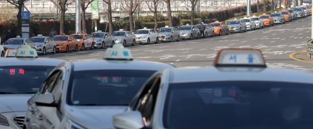 서울역 앞에서 승객을 기다리는 택시./연합뉴스